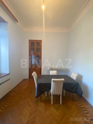 4 otaqlı Köhnə tikili, Nizami m., Bakı