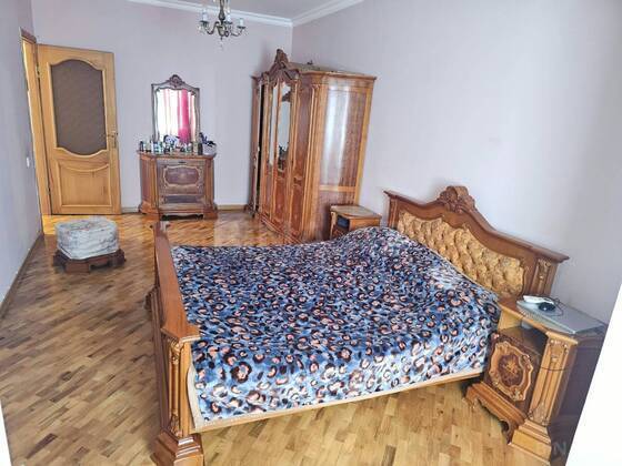4 otaqlı Köhnə tikili, Memar Əcəmi m., Bakı
