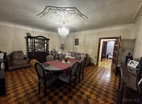 3 otaqlı Köhnə tikili, Şah İsmayıl Xətai m., Bakı