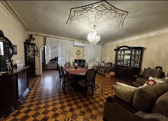 3 otaqlı Köhnə tikili, Şah İsmayıl Xətai m., Bakı