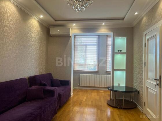 3 otaqlı Köhnə tikili, Memar Əcəmi m., Bakı