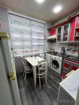 3 otaqlı Köhnə tikili, Bülbülə q., Bakı