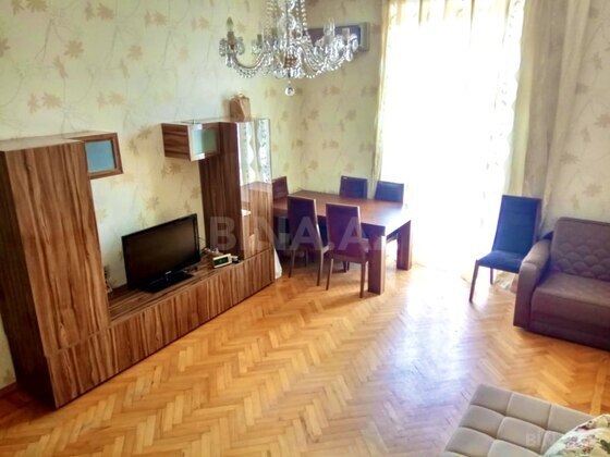 2 otaqlı Köhnə tikili, Elmlər Akademiyası m., Bakı