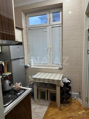 2 otaqlı Köhnə tikili, Elmlər Akademiyası m., Bakı