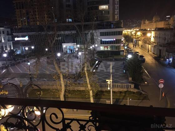 3 otaqlı Köhnə tikili, 28 May m., Bakı