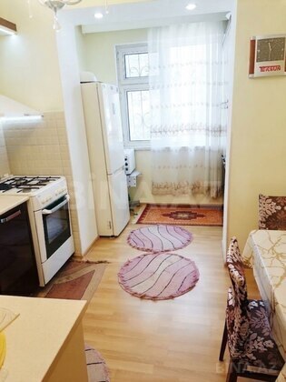 3 otaqlı Köhnə tikili, Nizami m., Bakı