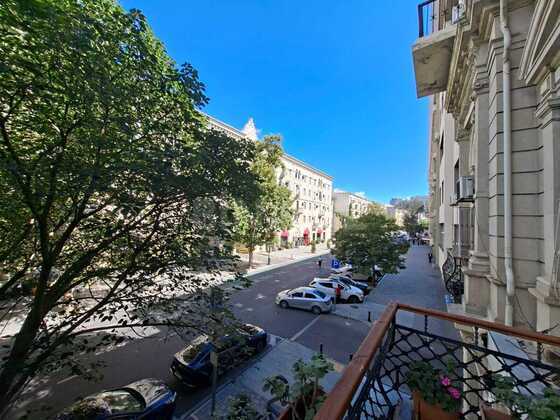 4 otaqlı Köhnə tikili, 28 May m., Bakı