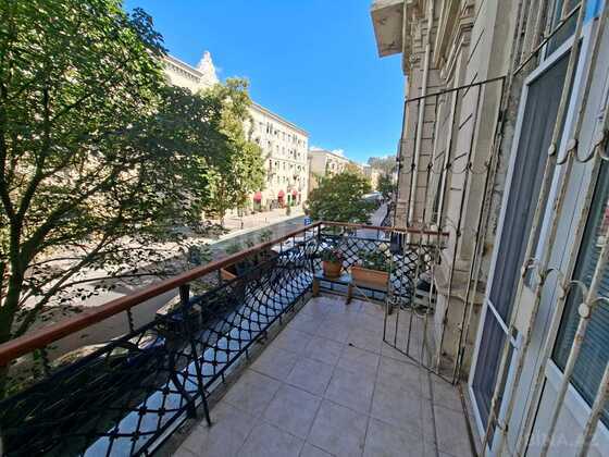 4 otaqlı Köhnə tikili, 28 May m., Bakı