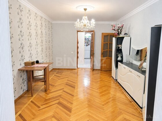 3 otaqlı Köhnə tikili, Elmlər Akademiyası m., Bakı