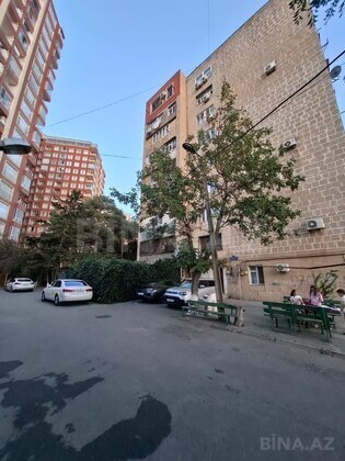 3 otaqlı Köhnə tikili, Memar Əcəmi m., Bakı