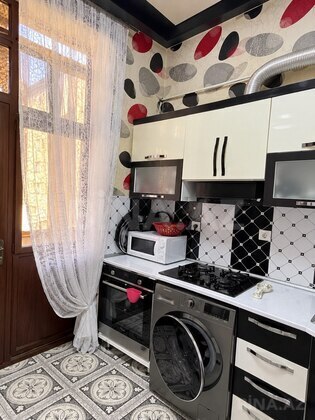 3 otaqlı Köhnə tikili, Memar Əcəmi m., Bakı