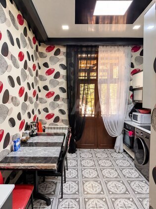 3 otaqlı Köhnə tikili, Memar Əcəmi m., Bakı