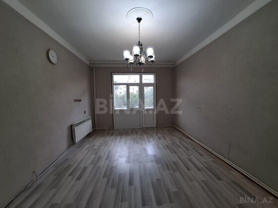 3 otaqlı Köhnə tikili, Qara Qarayev m., Bakı