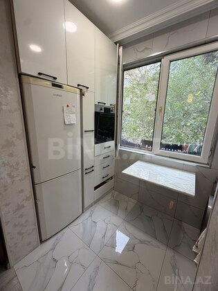 3 otaqlı Köhnə tikili, Memar Əcəmi m., Bakı