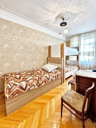 3 otaqlı Köhnə tikili, Qara Qarayev m., Bakı