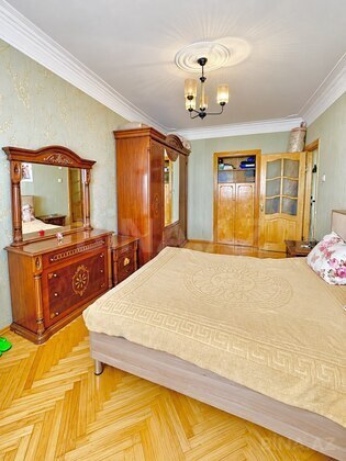 3 otaqlı Köhnə tikili, Qara Qarayev m., Bakı