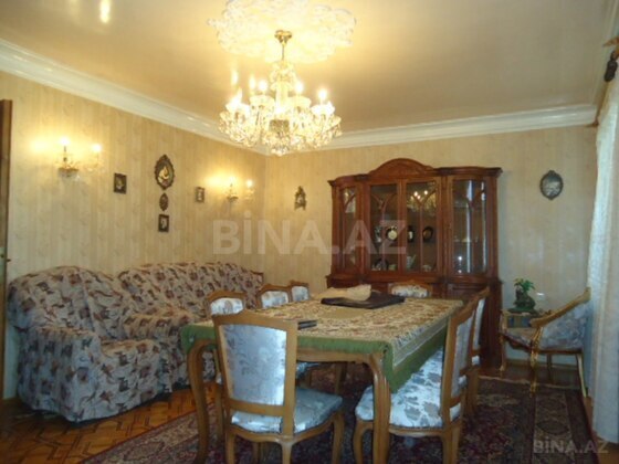 4 otaqlı Köhnə tikili, Elmlər Akademiyası m., Bakı