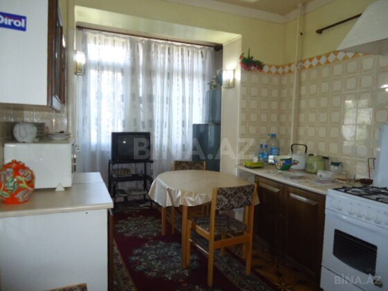 4 otaqlı Köhnə tikili, Elmlər Akademiyası m., Bakı