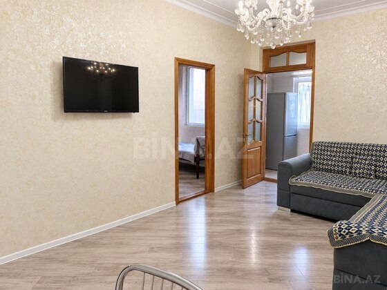 3 otaqlı Köhnə tikili, Memar Əcəmi m., Bakı