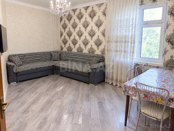 3 otaqlı Köhnə tikili, Memar Əcəmi m., Bakı