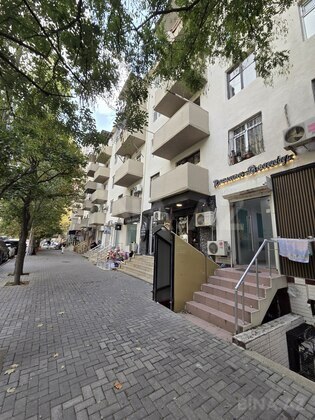 2 otaqlı Köhnə tikili, Elmlər Akademiyası m., Bakı