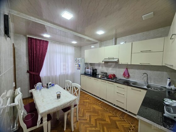 3 otaqlı Köhnə tikili, Memar Əcəmi m., Bakı