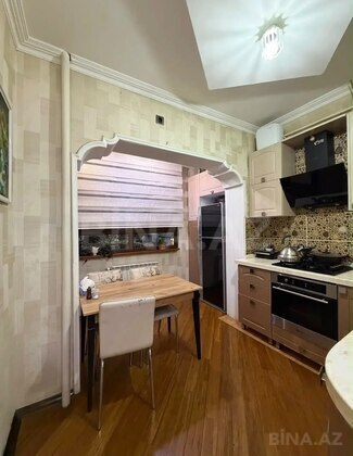 3 otaqlı Köhnə tikili, Xalqlar Dostluğu m., Bakı