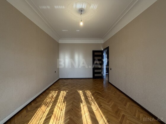 4 otaqlı Köhnə tikili, Bakıxanov q., Bakı
