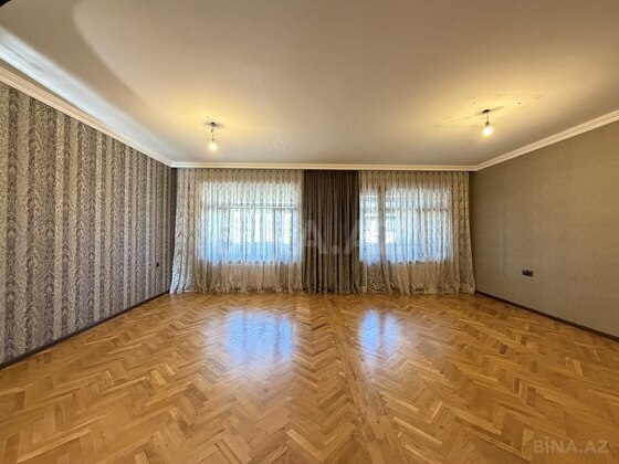 4 otaqlı Köhnə tikili, Bakıxanov q., Bakı
