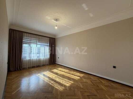 4 otaqlı Köhnə tikili, Bakıxanov q., Bakı