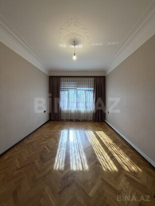 4 otaqlı Köhnə tikili, Bakıxanov q., Bakı