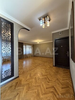 4 otaqlı Köhnə tikili, Bakıxanov q., Bakı