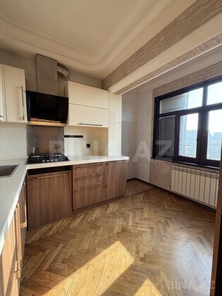 4 otaqlı Köhnə tikili, Bakıxanov q., Bakı