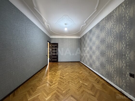 4 otaqlı Köhnə tikili, Bakıxanov q., Bakı