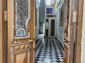 Satılır 4 otaqlı köhnə tikili 74 m², Sahil m., photo 1 from 8
