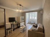 Satılır 2 otaqlı köhnə tikili 65 m², İnşaatçılar m., photo 1 from 4