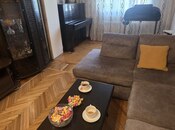 Satılır 2 otaqlı köhnə tikili 60 m², İnşaatçılar m., photo 1 from 8