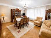 Satılır 3 otaqlı köhnə tikili 135 m², Qara Qarayev m., photo 1 from 8