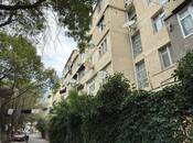 Satılır 2 otaqlı köhnə tikili 60 m², İnşaatçılar m., photo 1 from 8